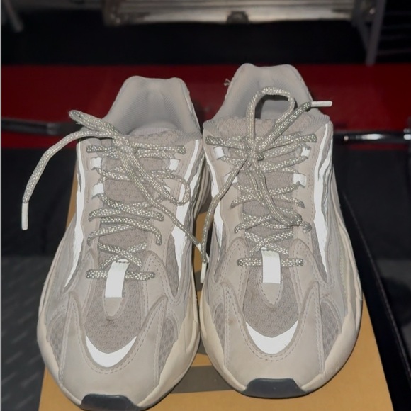 Reflective Adidas Yeezy Boost 700 V2 - Picture 4 of 16